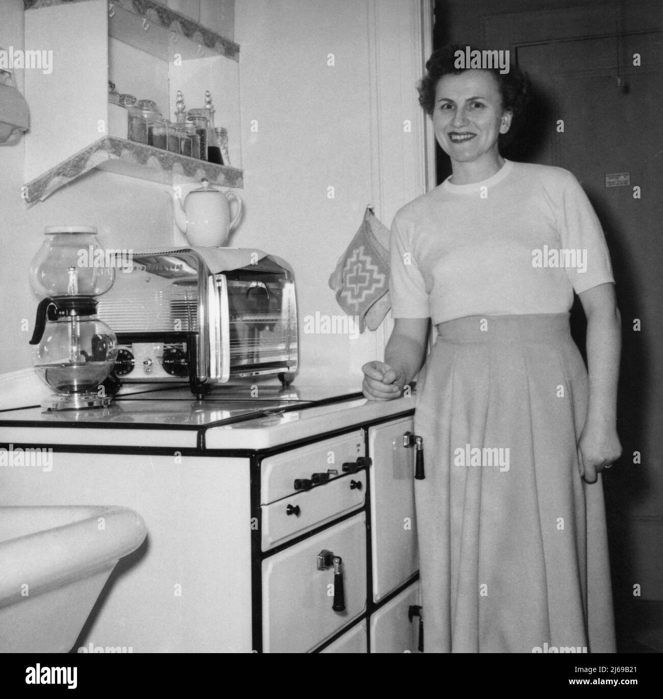 1950s Housewife, 1950s Kitchen  Classic American Mom Stock Photo