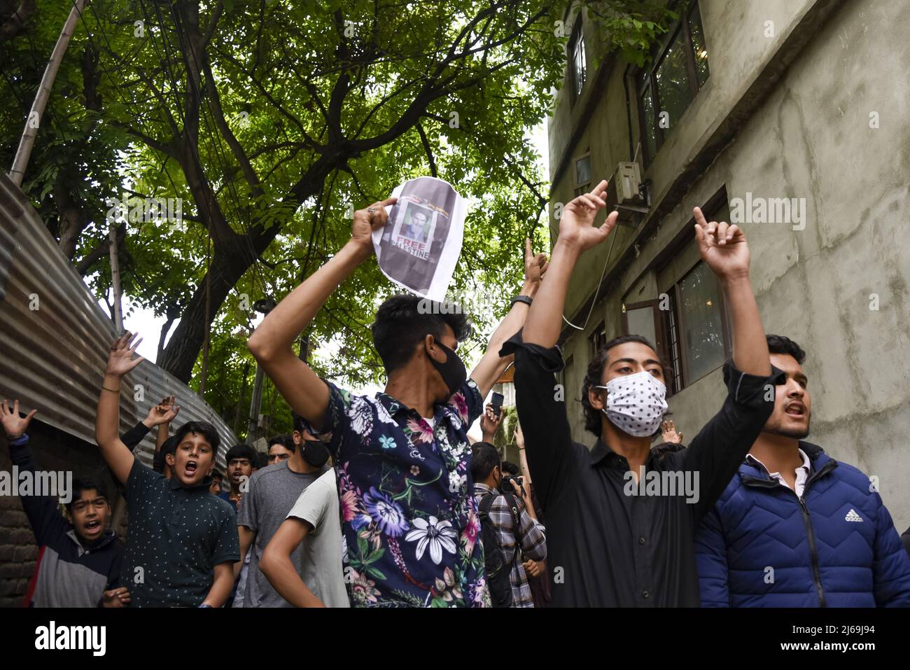 Kashmir, India. 29th Apr, 2022. Kashmiri Muslims shout Pro Palestine ...