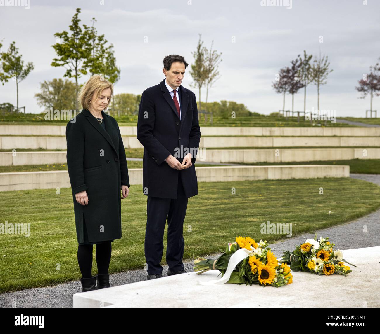 Vijfhuizen, Netherlands. 29th Apr, 2022. 2022-04-29 15:38:13 VIJFHUIZEN - Minister Wopke Hoekstra (Foreign Affairs) and his British colleague Liz Truss are laying flowers at the MH17 monument. Truss was in the Netherlands to speak with Hoekstra about holding perpetrators of war crimes in Ukraine responsible. ANP RAMON VAN FLYMEN netherlands out - belgium out Credit: ANP/Alamy Live News Stock Photo
