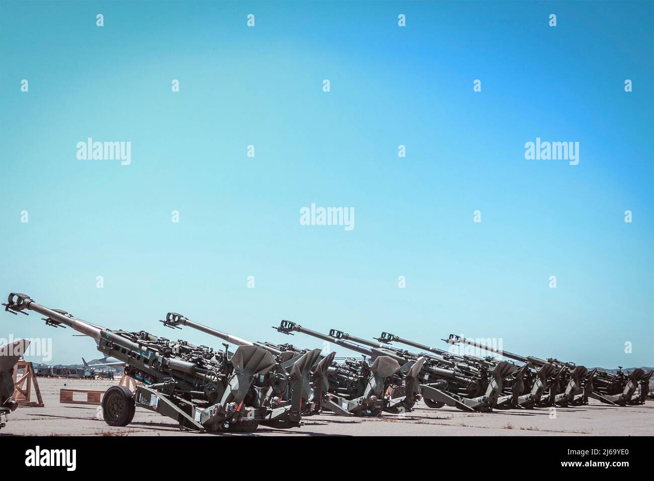 Riverside, United States. 27 April, 2022. U.S. Marines M777 towed 155 mm howitzers on the flight line as they prepare to be shipped a U.S. Air Force C-17 Globemaster III aircraft at March Air Reserve Base, April 24, 2022 near Riverside, California. The howitzers are being shipped to Ukraine to assist in repelling the Russian invasion.  Credit: SSgt. Royce H. Dorman/US Marines Photo/Alamy Live News Stock Photo