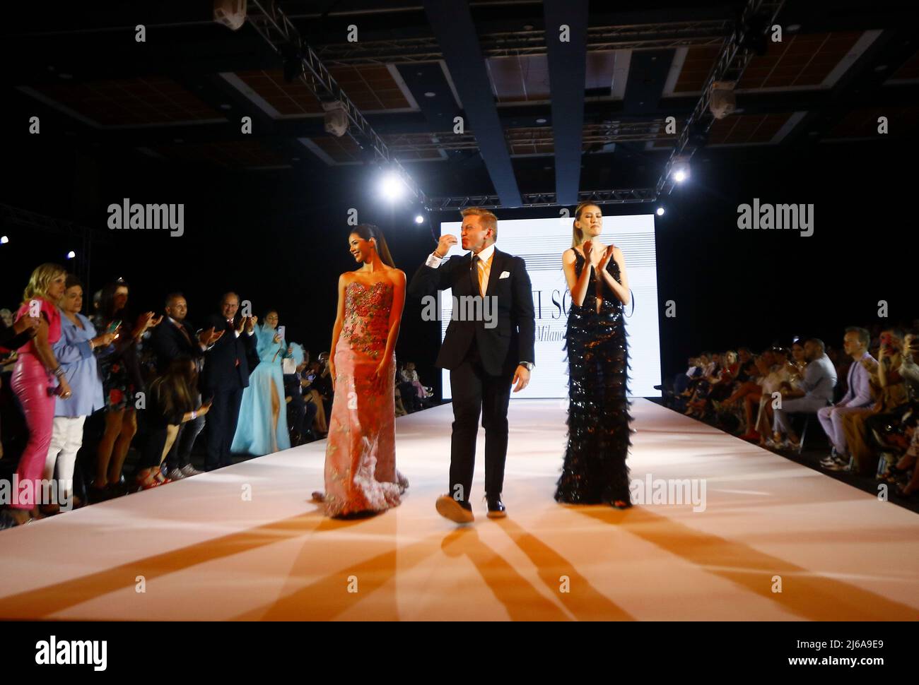 April 28, 2022, Valencia, Carabobo, Venezuela: Abril29, 2022. El diseÃ±ador  de moda, de fama internacional, Giovanni Scutaro, saluda al publico en la  pasarela del WTC Hesperia fashion week, realizado el dia 28