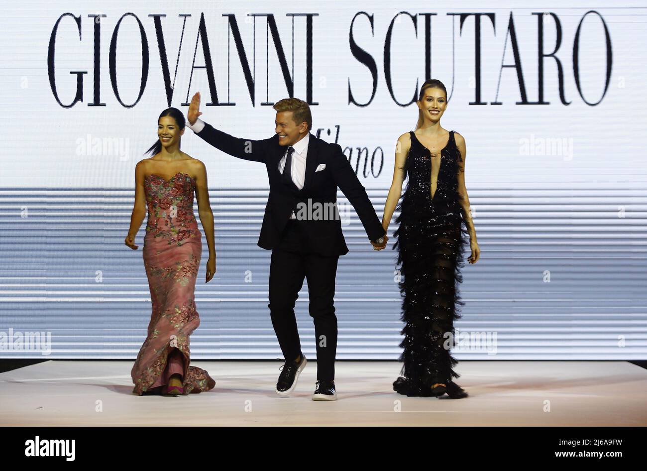 April 28, 2022, Valencia, Carabobo, Venezuela: Abril29, 2022. El diseÃ±ador  de moda, de fama internacional, Giovanni Scutaro, saluda al publico en la  pasarela del WTC Hesperia fashion week, realizado el dia 28