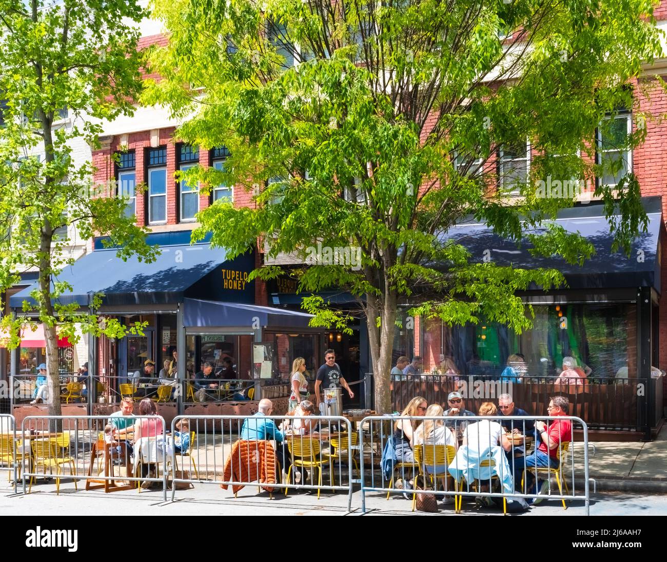 ASHEVILLE, NC, USA-28 APRIL 2022: Tupelo Honey restaurant, showing inside and outside seating, busy with customers. Stock Photo