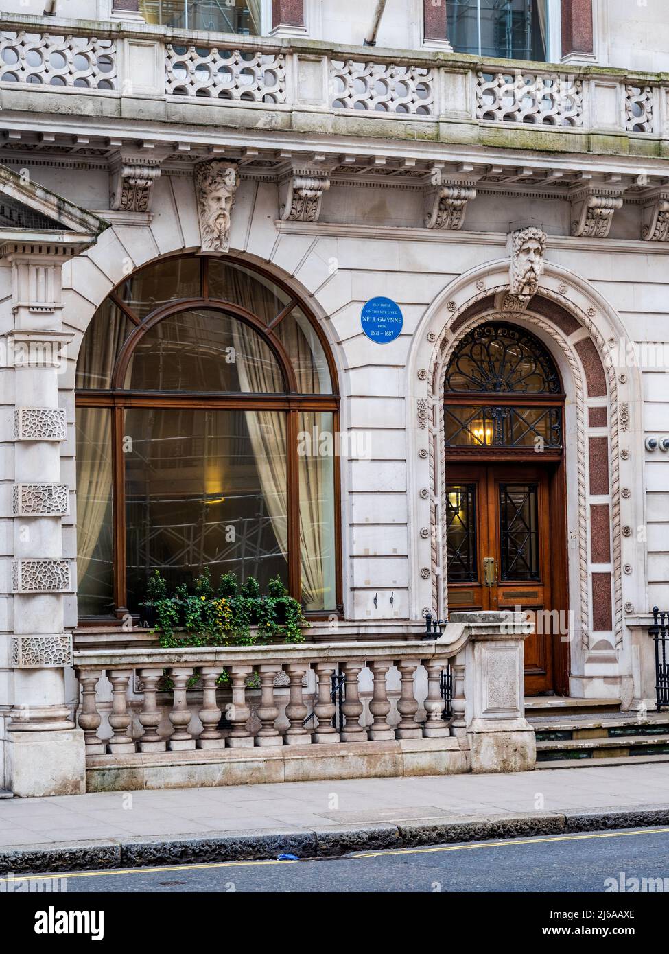 Nell Gwynne Blue Plaque Pall Mall London - In a house on this site lived Nell Gwynne 1671-1687. 79 Pall Mall London. Stock Photo