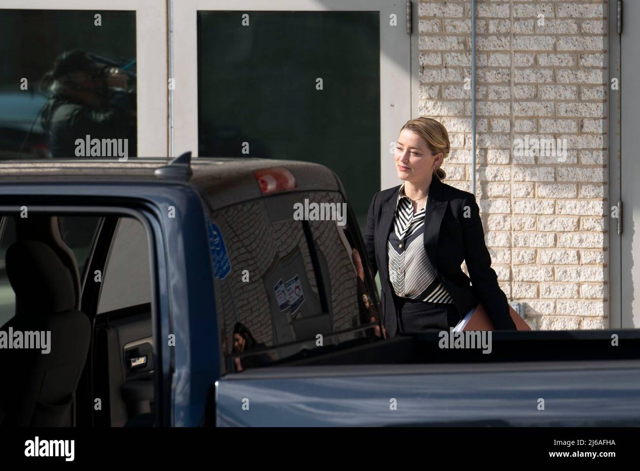 Actor Amber Heard departs from the Fairfax County Courthouse following Wednesday’s proceedings in the defamation case brought by actor Johnny Depp against his ex-wife in Fairfax, V.A., on Wednesday, April 27, 2022. Credit: Sarah Silbiger / CNP/Sipa USA (RESTRICTION: NO New York or New Jersey Newspapers or newspapers within a 75 mile radius of New York City) Stock Photo