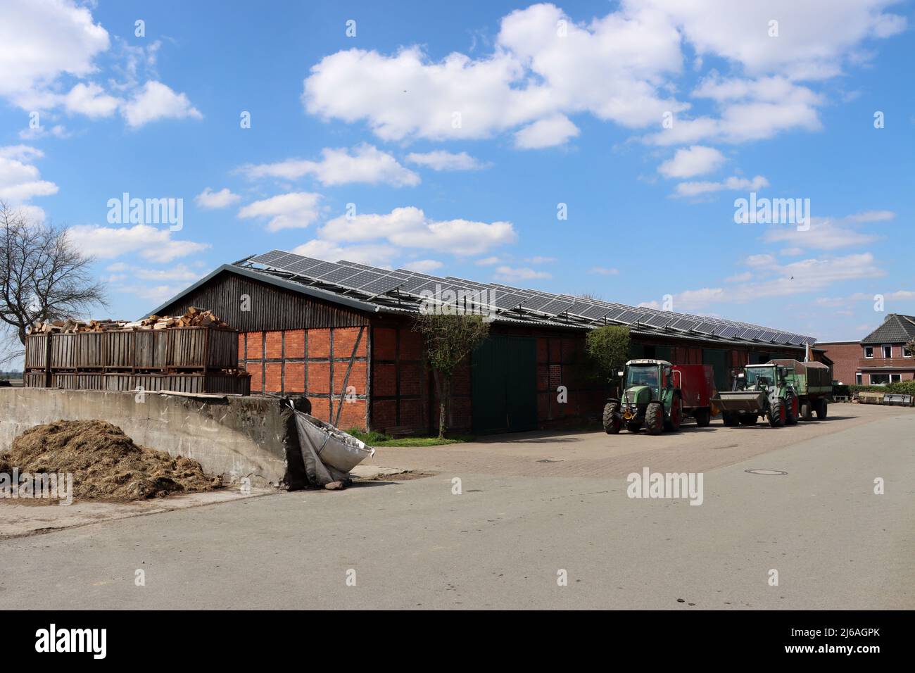 Photovoltaik-Anlage auf einer landwirtschaftlichen Lagerhalle, Niedersachsen, Deutschland,Oetzen-Stöcken Stock Photo