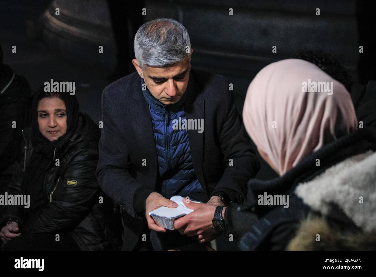 London, UK, 29th April 2022. Mayor of London Sadiq Khan helps to distribute meals down the rows of seated diners. The UK's largest Open Iftar, organised bz Ramadan Tent Project, brings together people from all communities to share an Iftar (evening meal) to break fast during what is now the final week of the Islamic holy month of Ramadan. The event is attended by Sadiq Khan, Mayor of London, and around 2,000 members of the public. Credit: Imageplotter/Alamy Live News Stock Photo