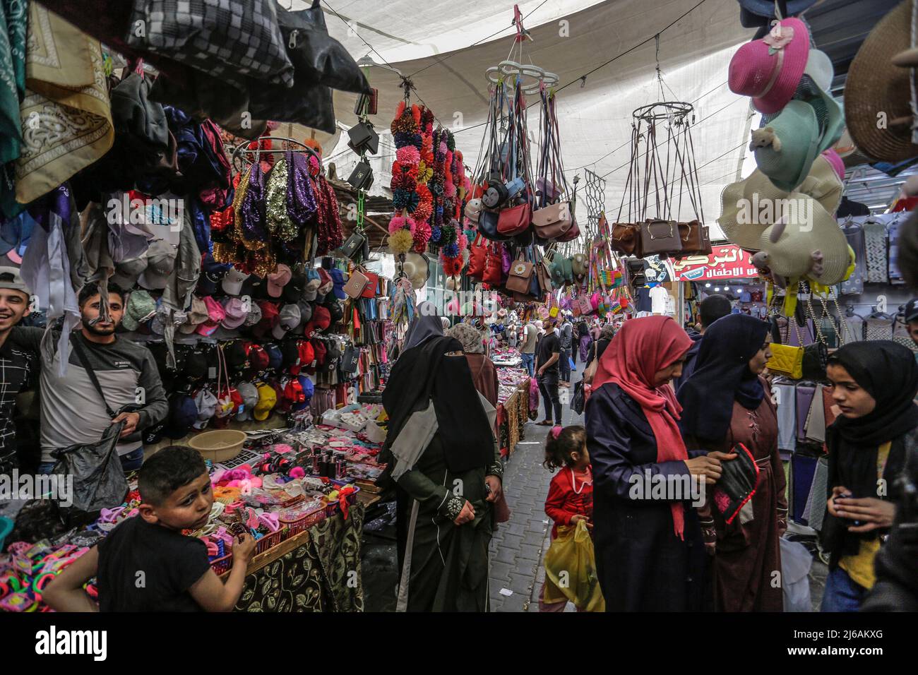 Middle East. 29th Apr, 2022. April 29, 2022, Gaza City, The Gaza Strip, Palestine: Palestinians shop in a local market ahead of the Eid al-Fitr festivities, celebrating the end of the holy Muslim fasting month of Ramadan. (Credit Image: © Mahmoud Issa/Quds Net News via ZUMA Press Wire) Credit: ZUMA Press, Inc./Alamy Live News Stock Photo