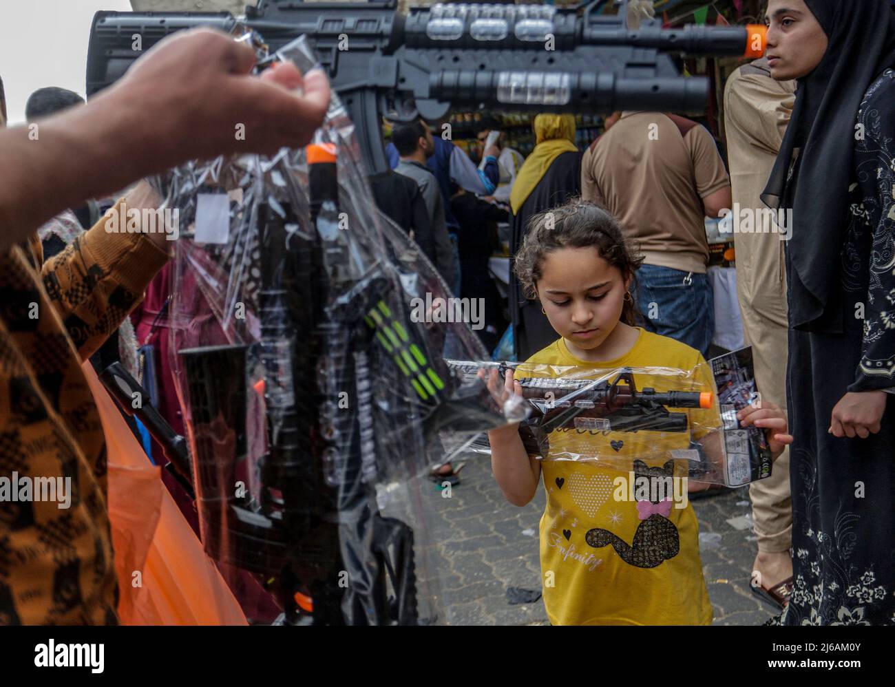 Middle East. 29th Apr, 2022. April 29, 2022, Gaza City, The Gaza Strip, Palestine: Palestinians shop in a local market ahead of the Eid al-Fitr festivities, celebrating the end of the holy Muslim fasting month of Ramadan. (Credit Image: © Mahmoud Issa/Quds Net News via ZUMA Press Wire) Credit: ZUMA Press, Inc./Alamy Live News Stock Photo