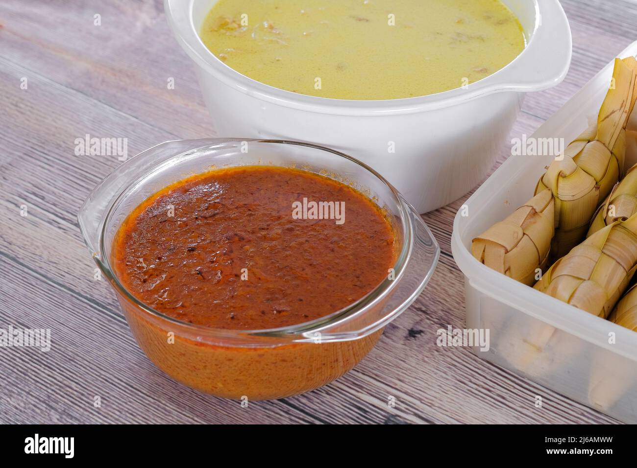 ' Ketupat  &  Asam Pedas Tetel'  . Traditional celebratory dish of rice cake with several side dishes, popularly served during Eid celebrations Stock Photo