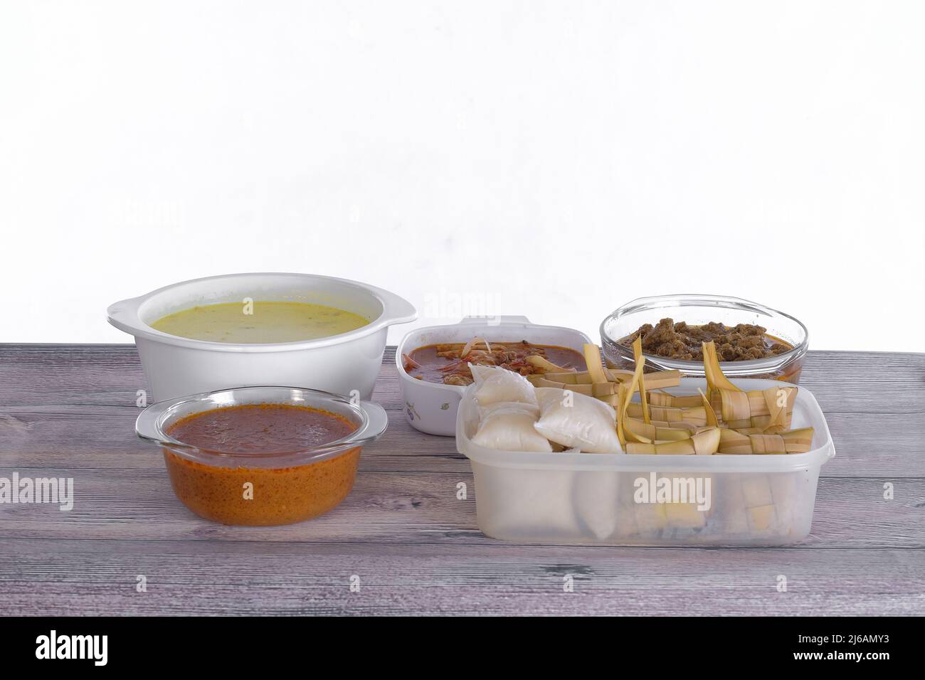 ' Ketupat , Rendang, Kuah Kacang &  Asam Pedas Tetel'  . Traditional celebratory dish of rice cake with several side dishes, popularly served during E Stock Photo