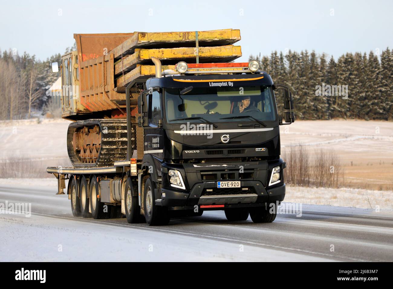 Full-up FMx, Volvo FMX 6x6 tractor unit & its tipping trail…