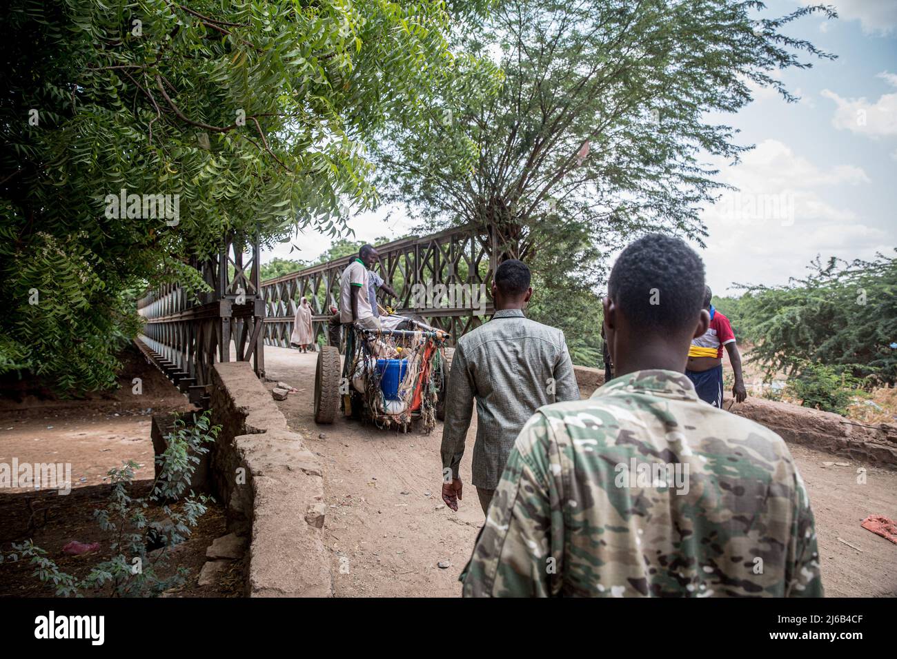 Soldiers and tradespeople cross the dried up Jubba River in Dollow, Jubaland, southwest Somalia, on the border with Ethiopia. (Photo by Sally Hayden / SOPA Images/Sipa USA) Stock Photo