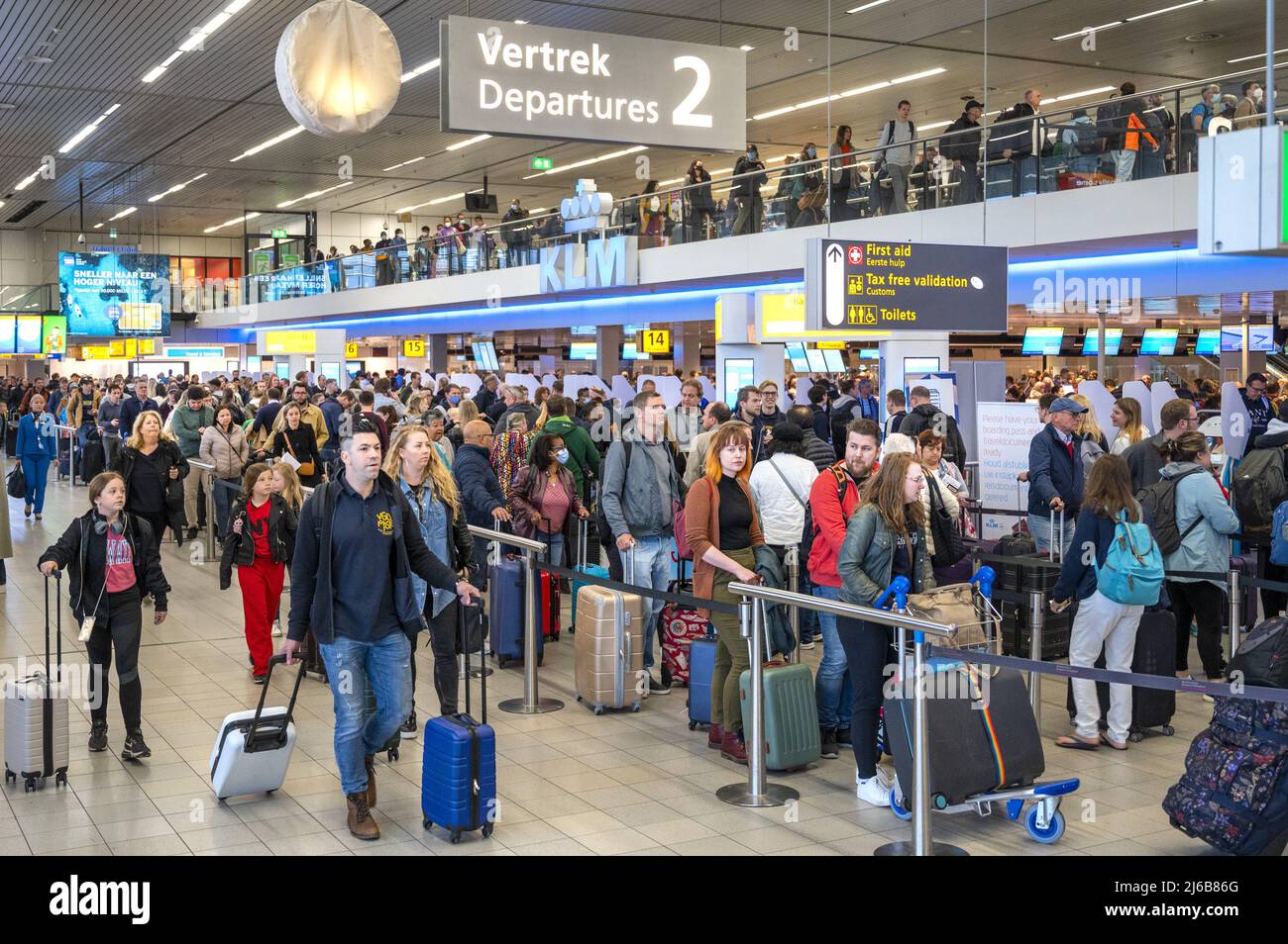Schiphol, Netherlands. 30th Apr, 2022. 2022-04-30 06:47:16 SCHIPHOL - Schiphol Airport is very busy this weekend. The airport is facing serious staff shortages because there are hundreds of vacancies at the check-in desks, security and in the baggage basement that cannot be filled. ANP EVERT ELZINGA netherlands out - belgium out Credit: ANP/Alamy Live News Stock Photo