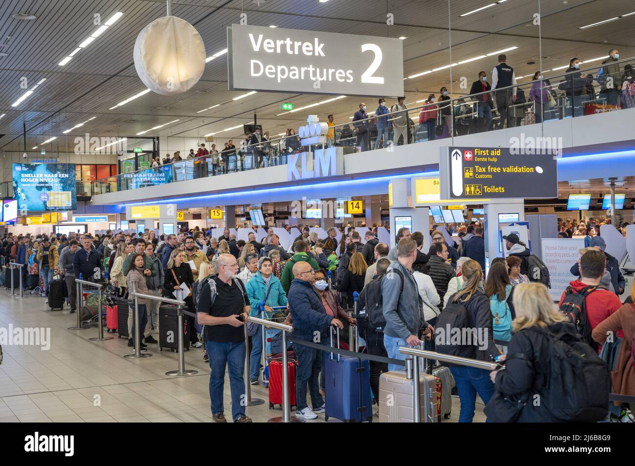 Schiphol, Netherlands. 30th Apr, 2022. 2022-04-30 06:47:35 SCHIPHOL - Schiphol Airport is very busy this weekend. The airport is facing serious staff shortages because there are hundreds of vacancies at the check-in desks, security and in the baggage basement that cannot be filled. ANP EVERT ELZINGA netherlands out - belgium out Credit: ANP/Alamy Live News Stock Photo