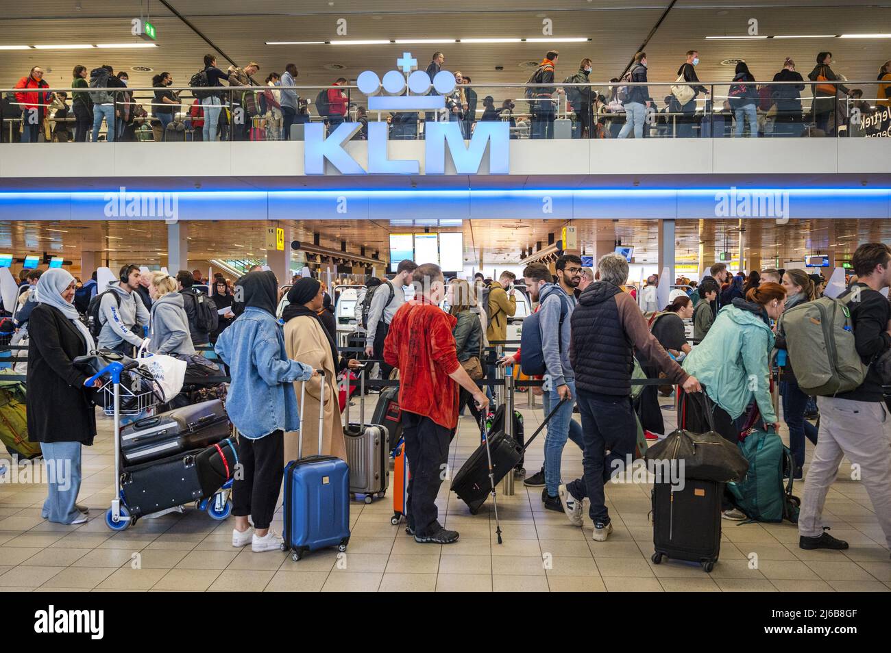 Schiphol, Netherlands. 30th Apr, 2022. 2022-04-30 06:50:04 SCHIPHOL - Schiphol Airport is very busy this weekend. The airport is facing serious staff shortages because there are hundreds of vacancies at the check-in desks, security and in the baggage basement that cannot be filled. ANP EVERT ELZINGA netherlands out - belgium out Credit: ANP/Alamy Live News Stock Photo