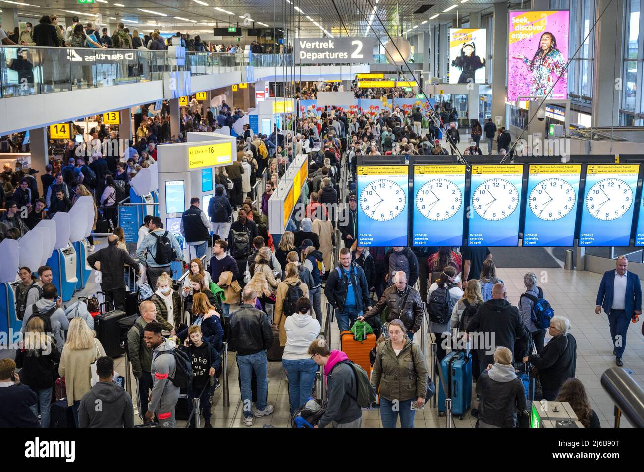 Schiphol, Netherlands. 30th Apr, 2022. 2022-04-30 06:56:43 SCHIPHOL - Schiphol Airport is very busy this weekend. The airport is facing serious staff shortages because there are hundreds of vacancies at the check-in desks, security and in the baggage basement that cannot be filled. ANP EVERT ELZINGA netherlands out - belgium out Credit: ANP/Alamy Live News Stock Photo
