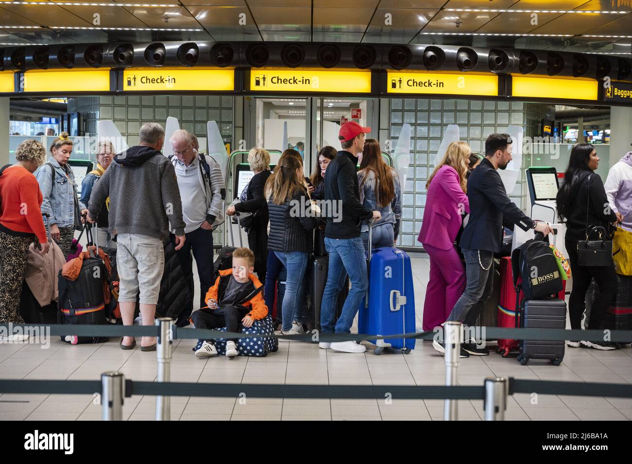 Schiphol, Netherlands. 30th Apr, 2022. 2022-04-30 07:21:31 SCHIPHOL - Schiphol Airport is very busy this weekend. The airport is facing serious staff shortages because there are hundreds of vacancies at the check-in desks, security and in the baggage basement that cannot be filled. ANP EVERT ELZINGA netherlands out - belgium out Credit: ANP/Alamy Live News Stock Photo