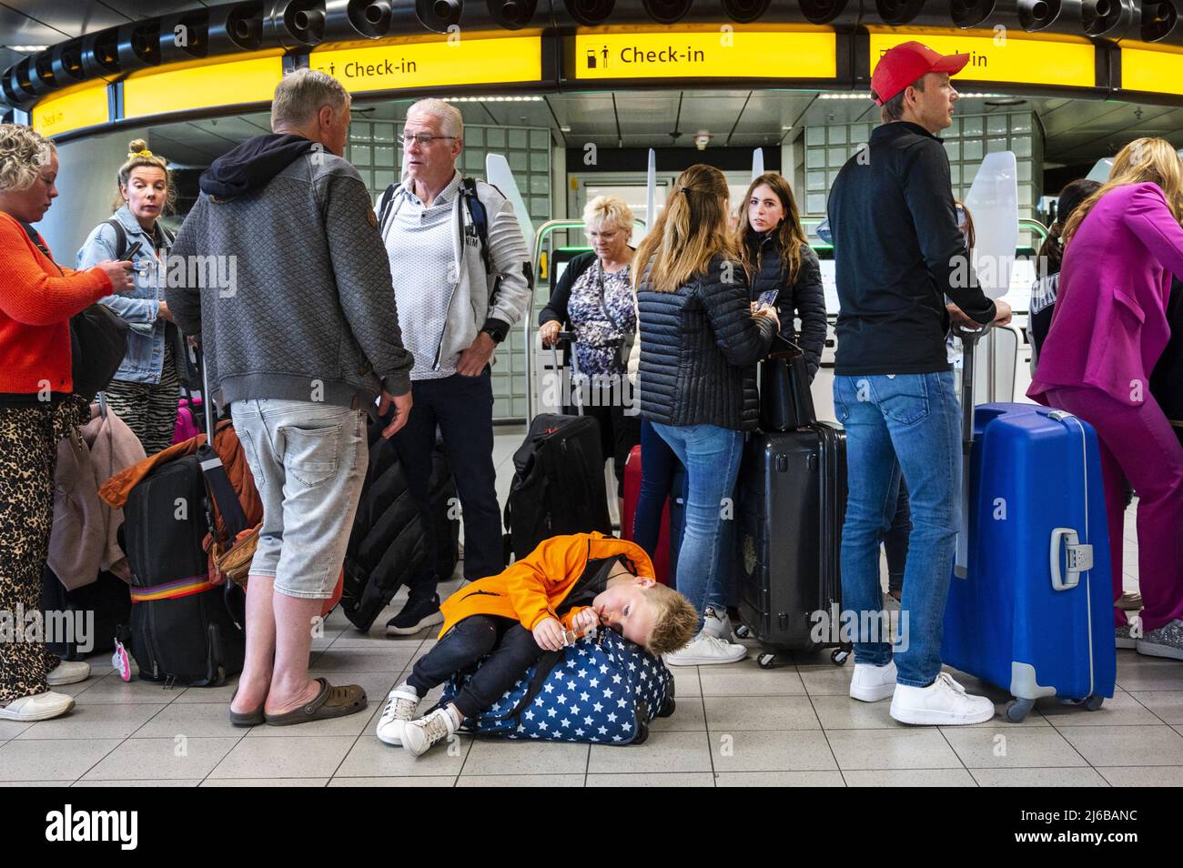 Schiphol, Netherlands. 30th Apr, 2022. 2022-04-30 07:21:59 SCHIPHOL - Schiphol Airport is very busy this weekend. The airport is facing serious staff shortages because there are hundreds of vacancies at the check-in desks, security and in the baggage basement that cannot be filled. ANP EVERT ELZINGA netherlands out - belgium out Credit: ANP/Alamy Live News Stock Photo