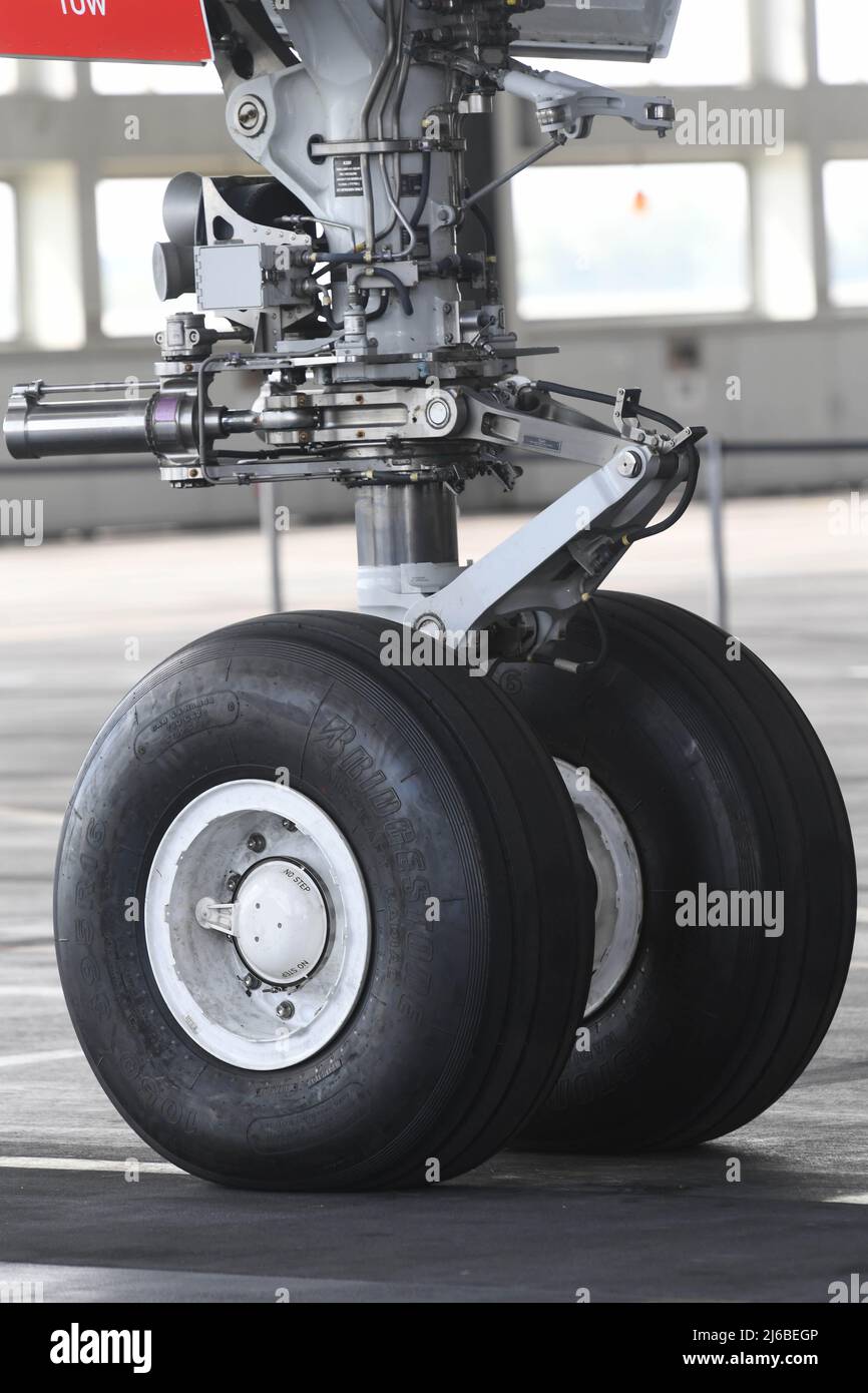 29 April 2022, Bavaria, Munich: The front landing gear of a Lufthansa ...