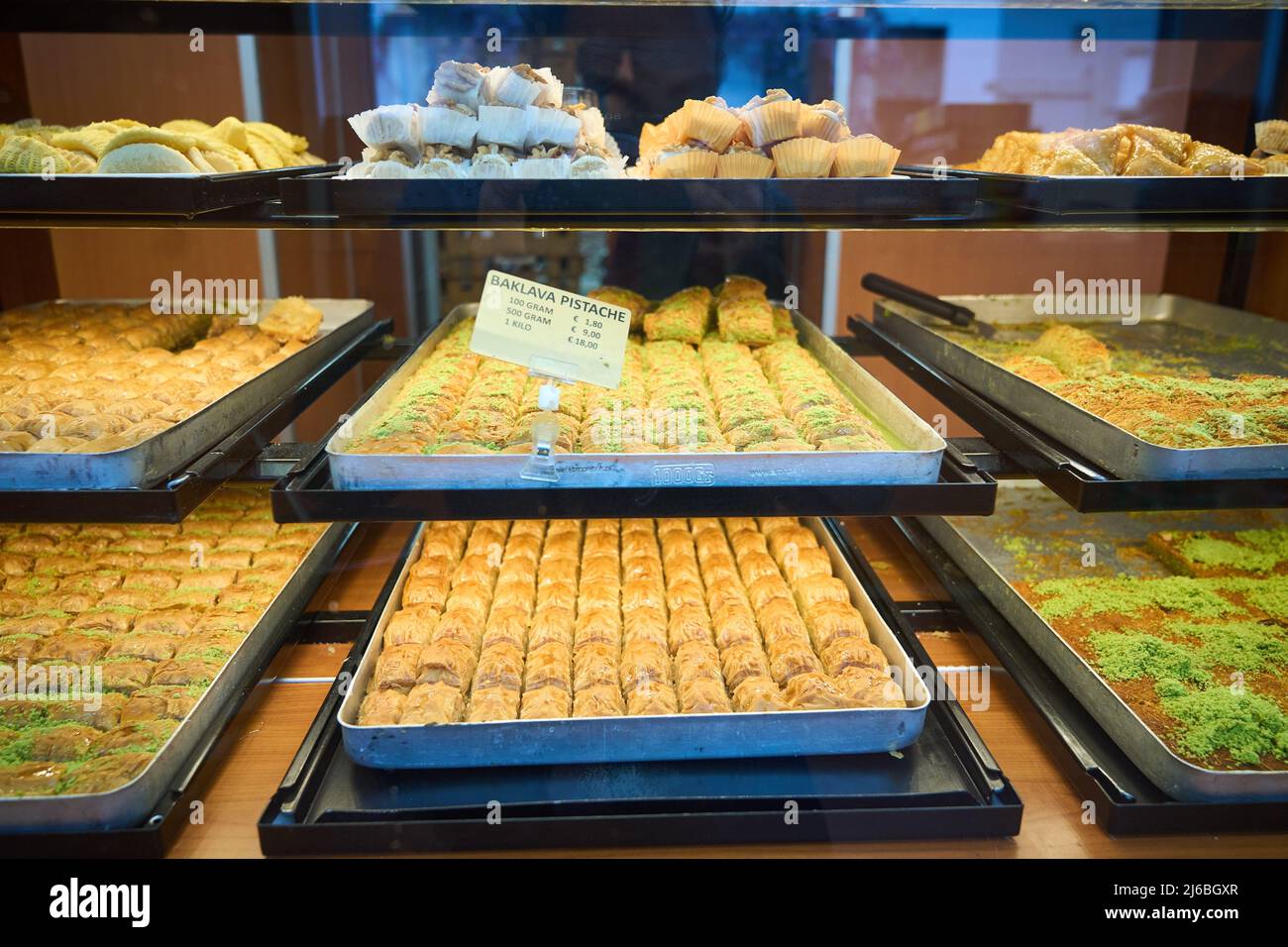 2022-04-30 11:19:39 THE HAGUE - In preparation for the sugar fest,  delicacies are prepared at the bakery at the end of Ramadan. The Islamic  fasting month is over. Muslims around the world