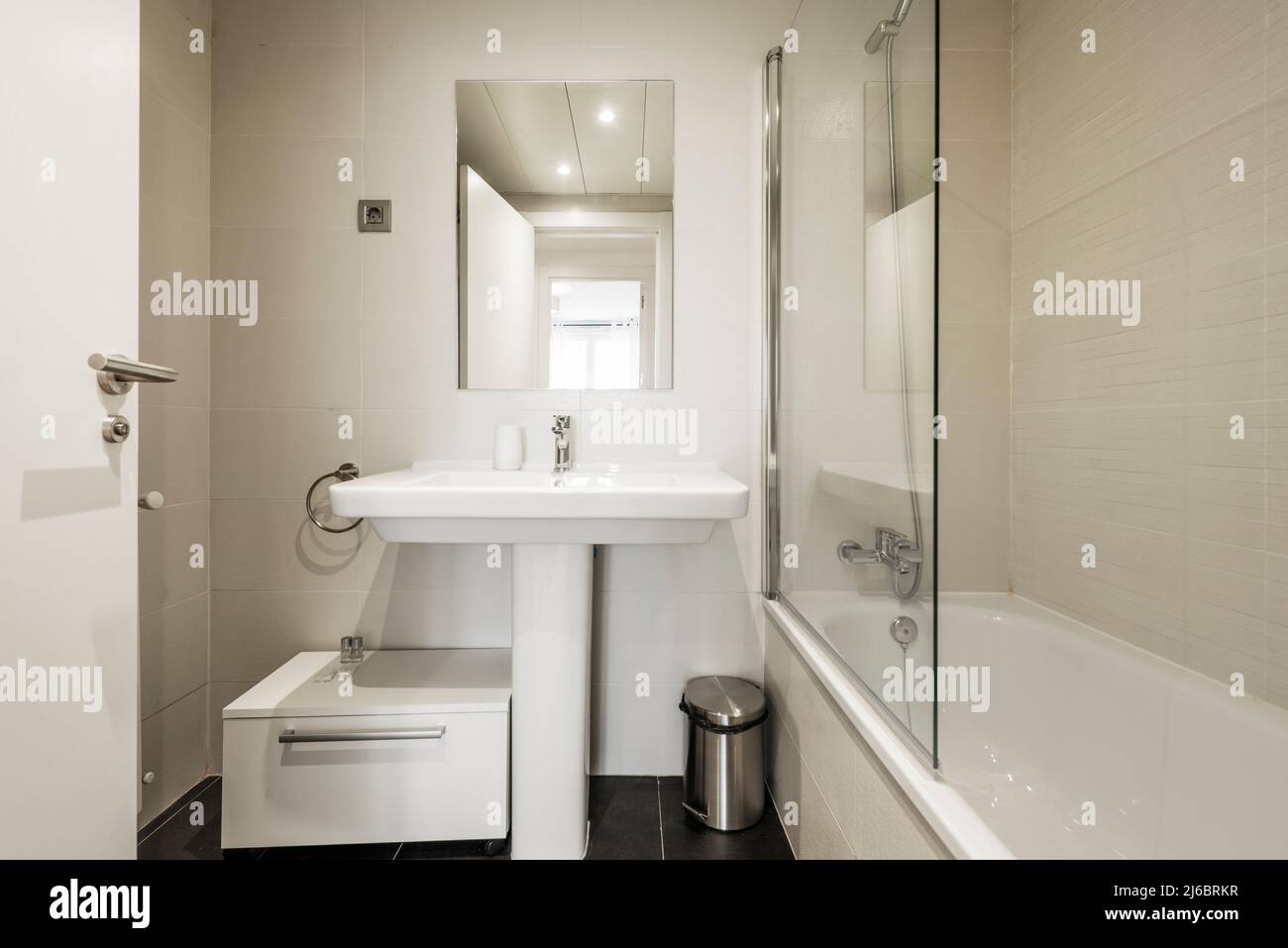 Bathroom with matching porcelain washbasin on pedestal in the same