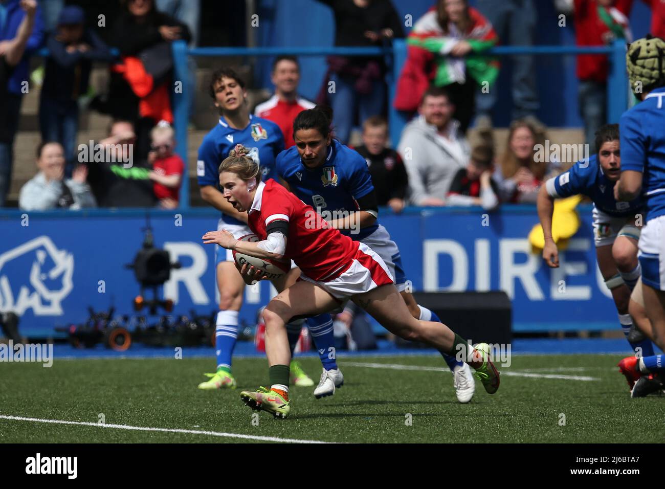 Keira Bevan of Wales scores her teams 1st try. TikTok Women’s Six Nations 2022 championship , Wales women v Italy women at the BT Sport Arms Park in Cardiff, South Wales on Saturday 30th April 2022. pic by  Andrew Orchard/Andrew Orchard sports photography/Alamy Live news Stock Photo