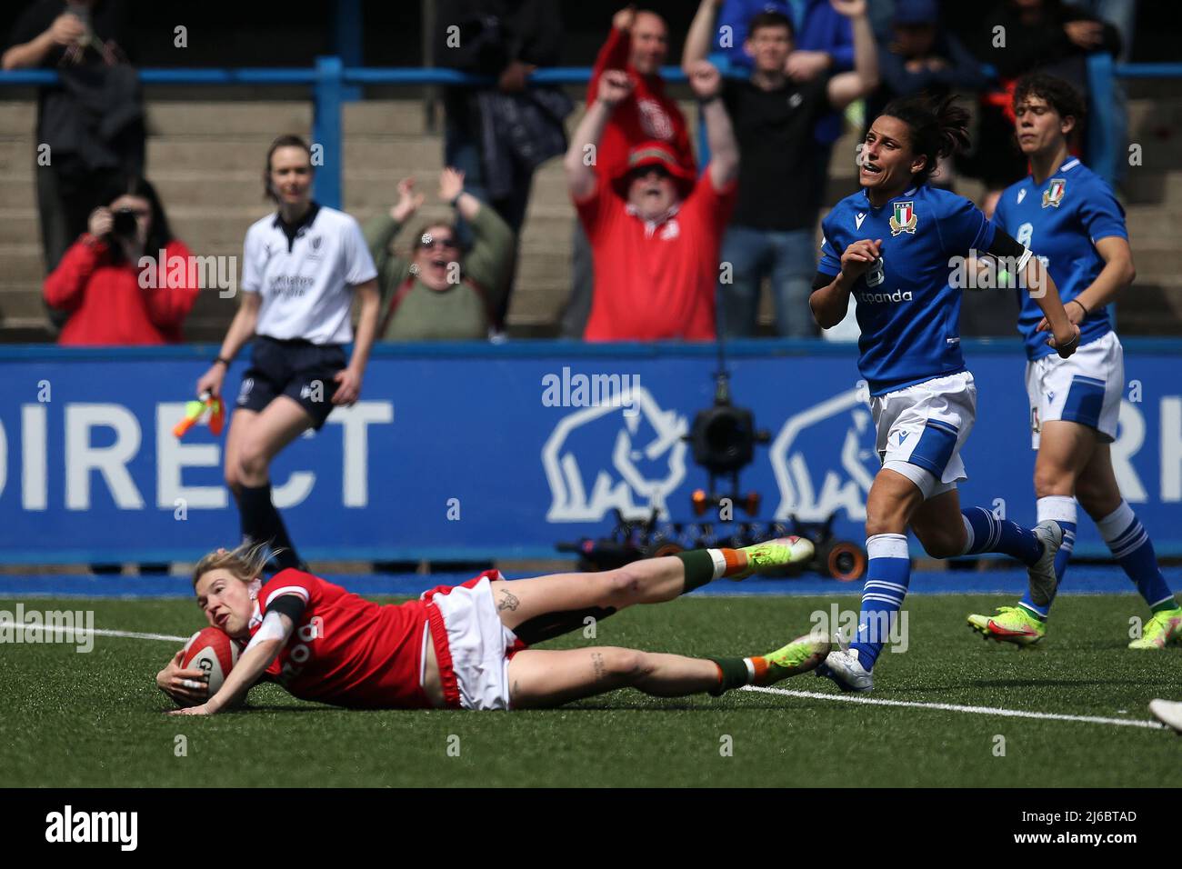 Keira Bevan of Wales scores her teams 1st try. TikTok Women’s Six Nations 2022 championship , Wales women v Italy women at the BT Sport Arms Park in Cardiff, South Wales on Saturday 30th April 2022. pic by  Andrew Orchard/Andrew Orchard sports photography/Alamy Live news Stock Photo