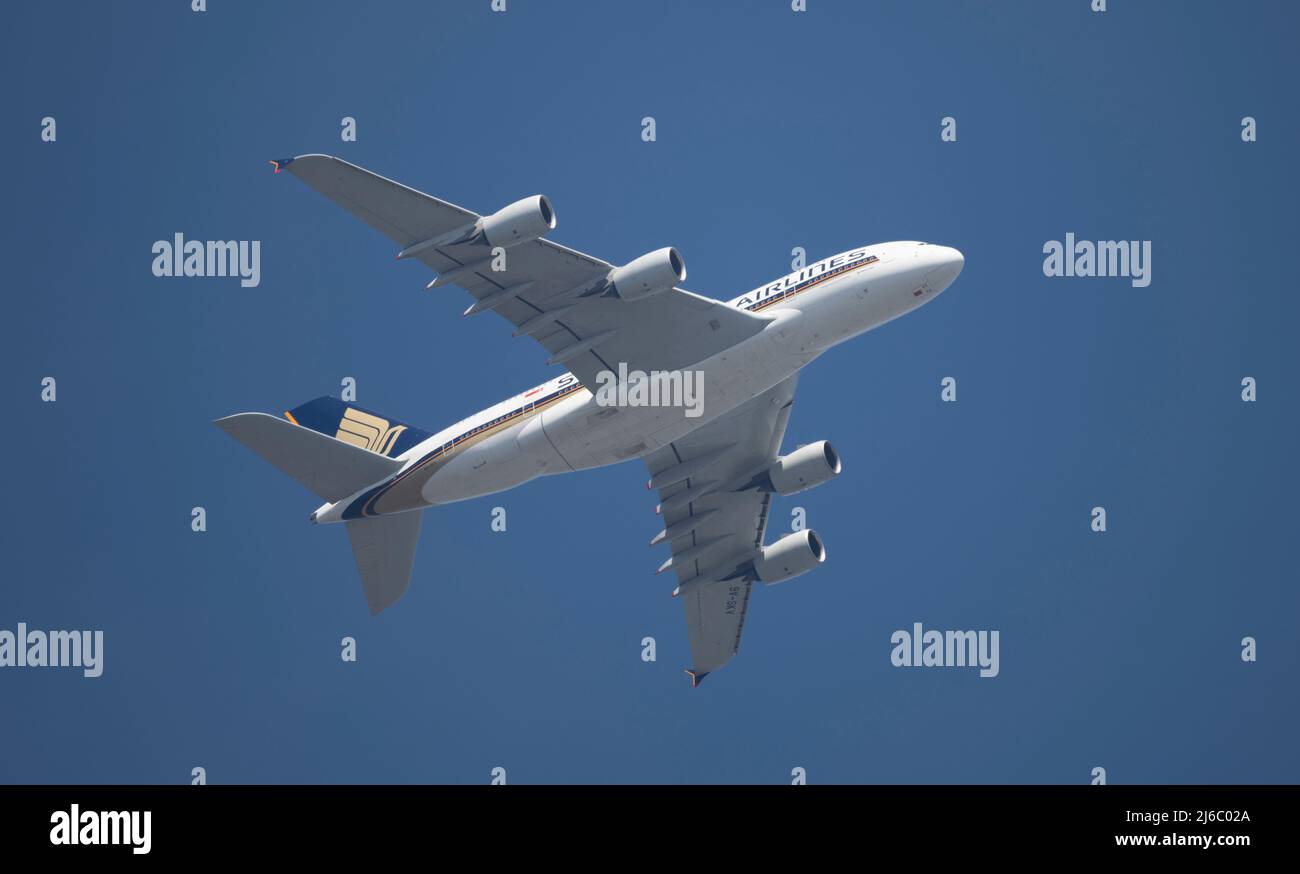 30 April 2022, London, UK. Singapore Airlines 9V-SKV, Airbus A380, leaving London Heathrow for Singapore in blue sky. Credit: Malcolm Park/Alamy Stock Photo