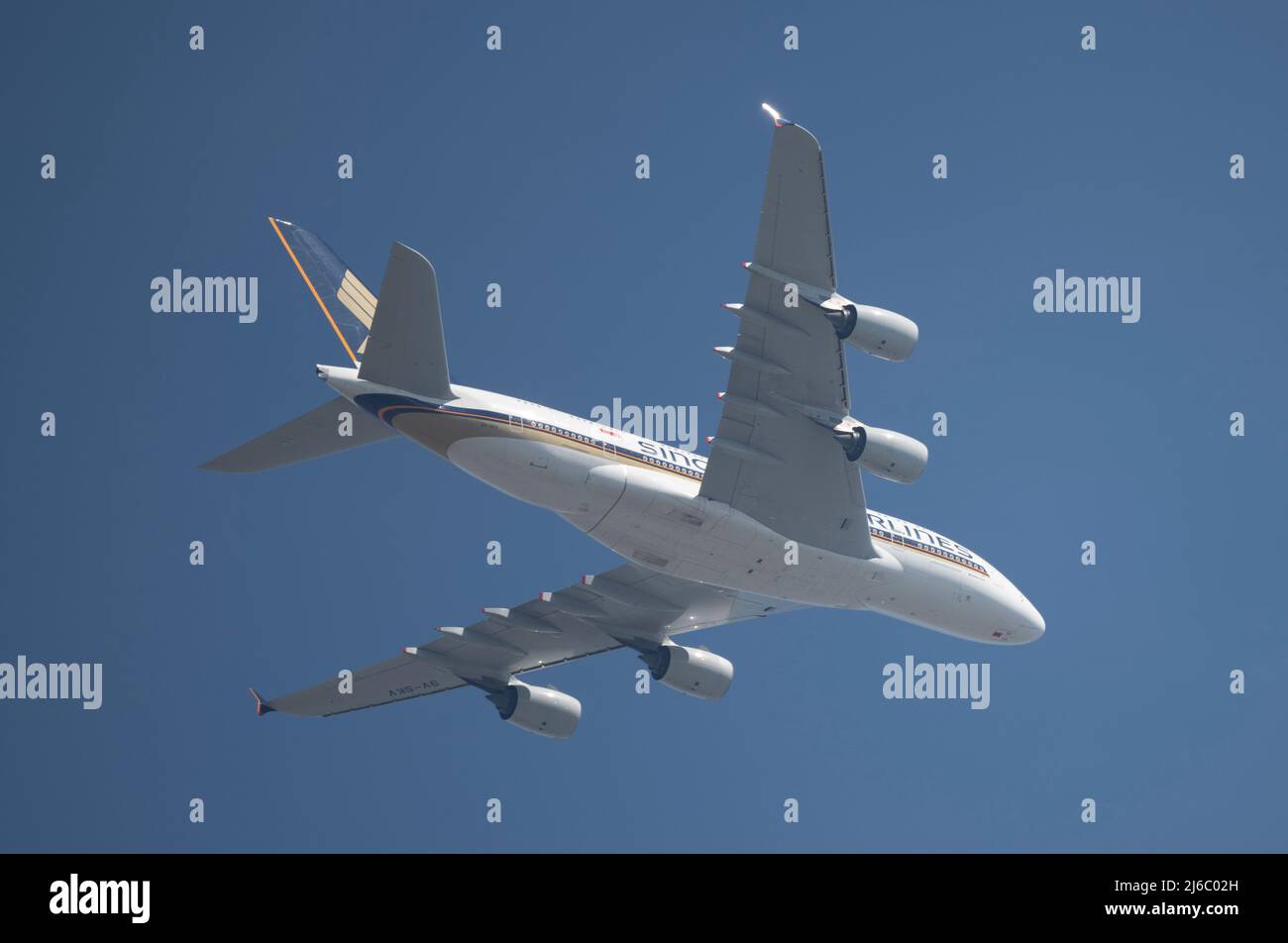 30 April 2022, London, UK. Singapore Airlines 9V-SKV, Airbus A380, leaving London Heathrow for Singapore in blue sky. Credit: Malcolm Park/Alamy Stock Photo