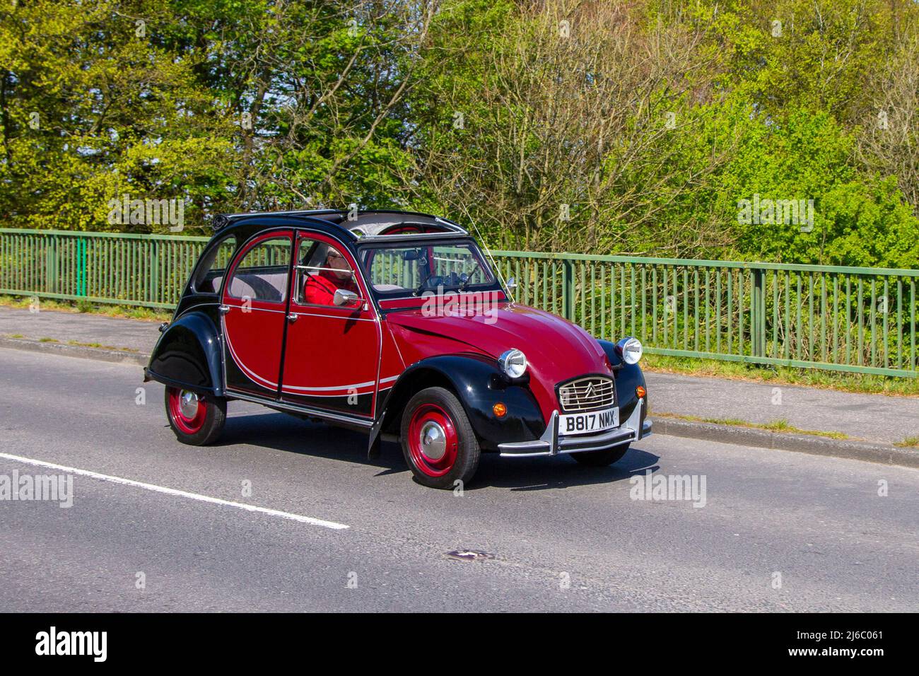 1985 80s eighties red Citroen 2CV SPECIAL 602cc pwetrol 4 speed manual French 4dr saloon Stock Photo