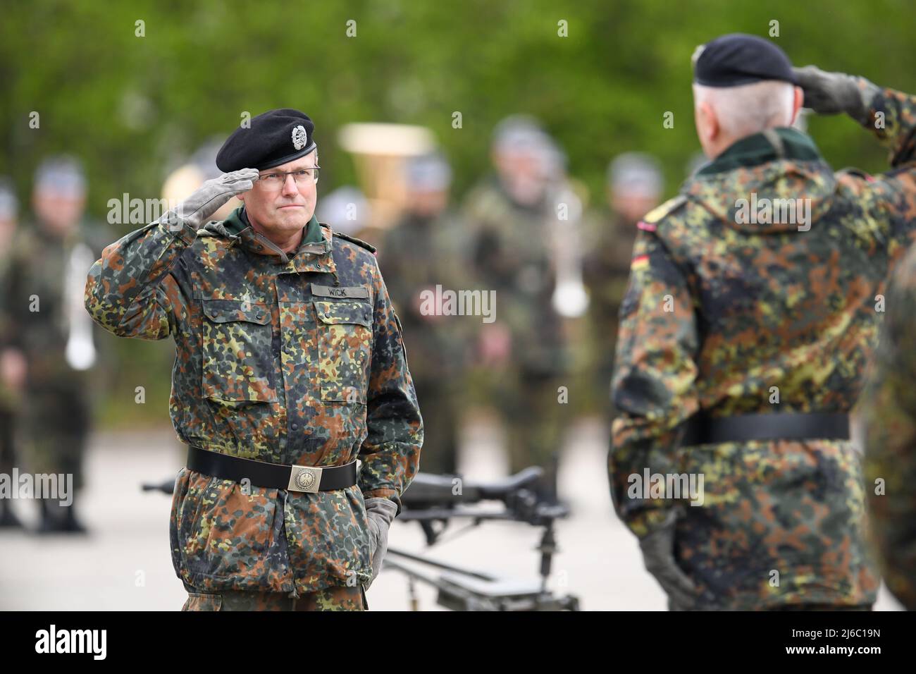 30 April 2022, Bavaria, Munich: Oerst Markus Wick (l) and Lieutenant General Jürgen Weigt salute during a roll call at the Fürst Wrede Barracks. For the reorganization of the Territorial Reserve in Germany, the Landesregiment Bayern was renamed 'Heimatschutzregiment 1' and given command. Wick is the new commander of the Heimatschutzregiment 1. Photo: Tobias Hase/dpa Stock Photo