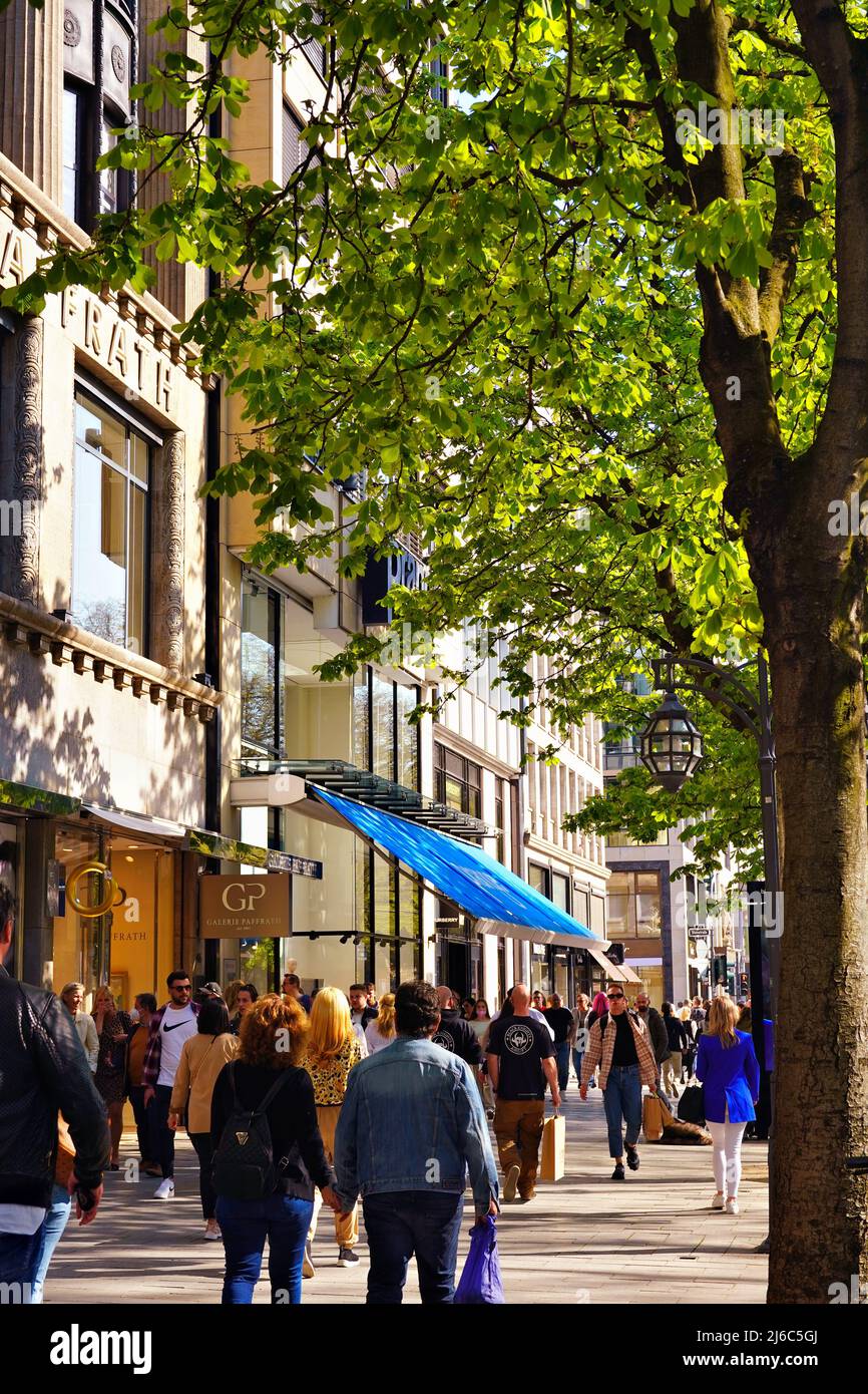 The shopping boulevard Königsallee in Düsseldorf/Germany on a busy day in Spring. Stock Photo