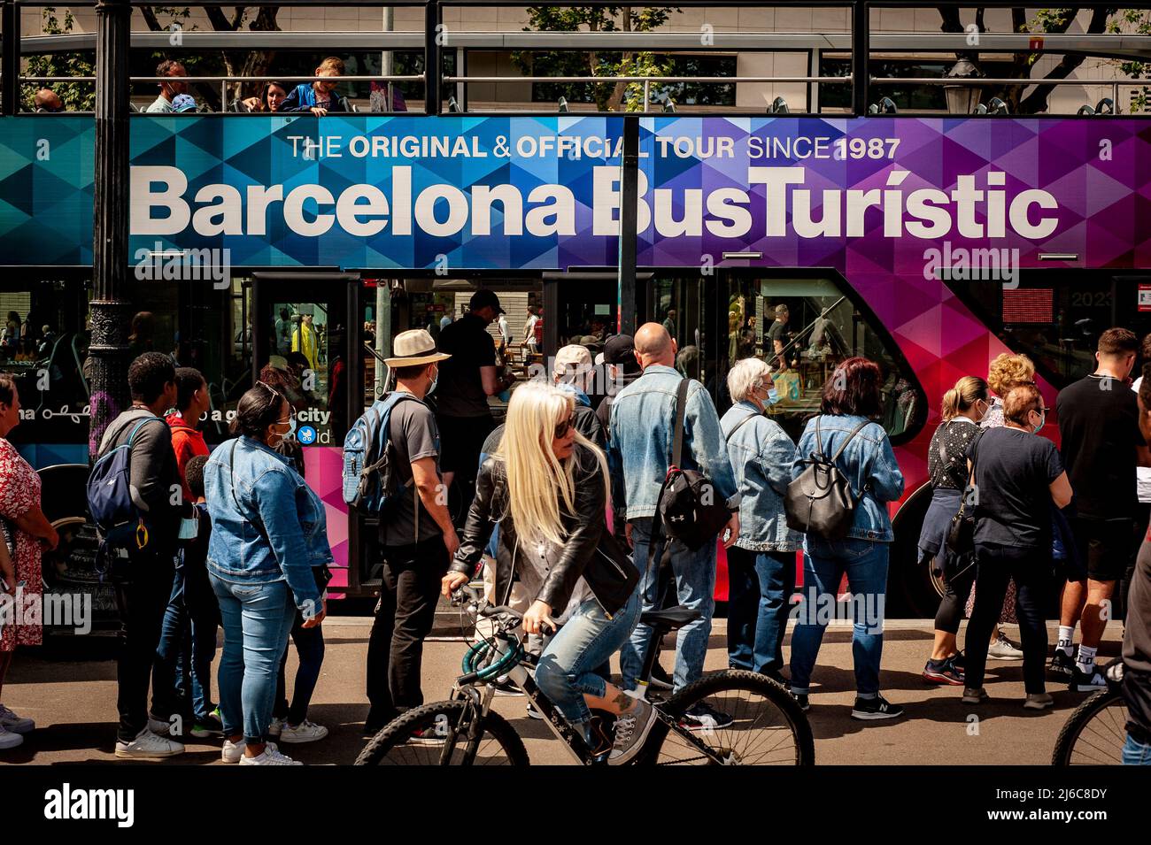 Barcelona, Spain. April 30, 2022. Tourists queue to ride the bus that will take them on a tourist city tour in Barcelona. After two years of pandemic and with the end of all restrictions, mass tourism is back to the Mediterranean city of Barcelona, opposition forces in the Barcelona City Council are asking for measures to alleviate the effect of tourist overcrowding on some neighborhoods of the city. Credit:  Jordi Boixareu/Alamy Live News Stock Photo