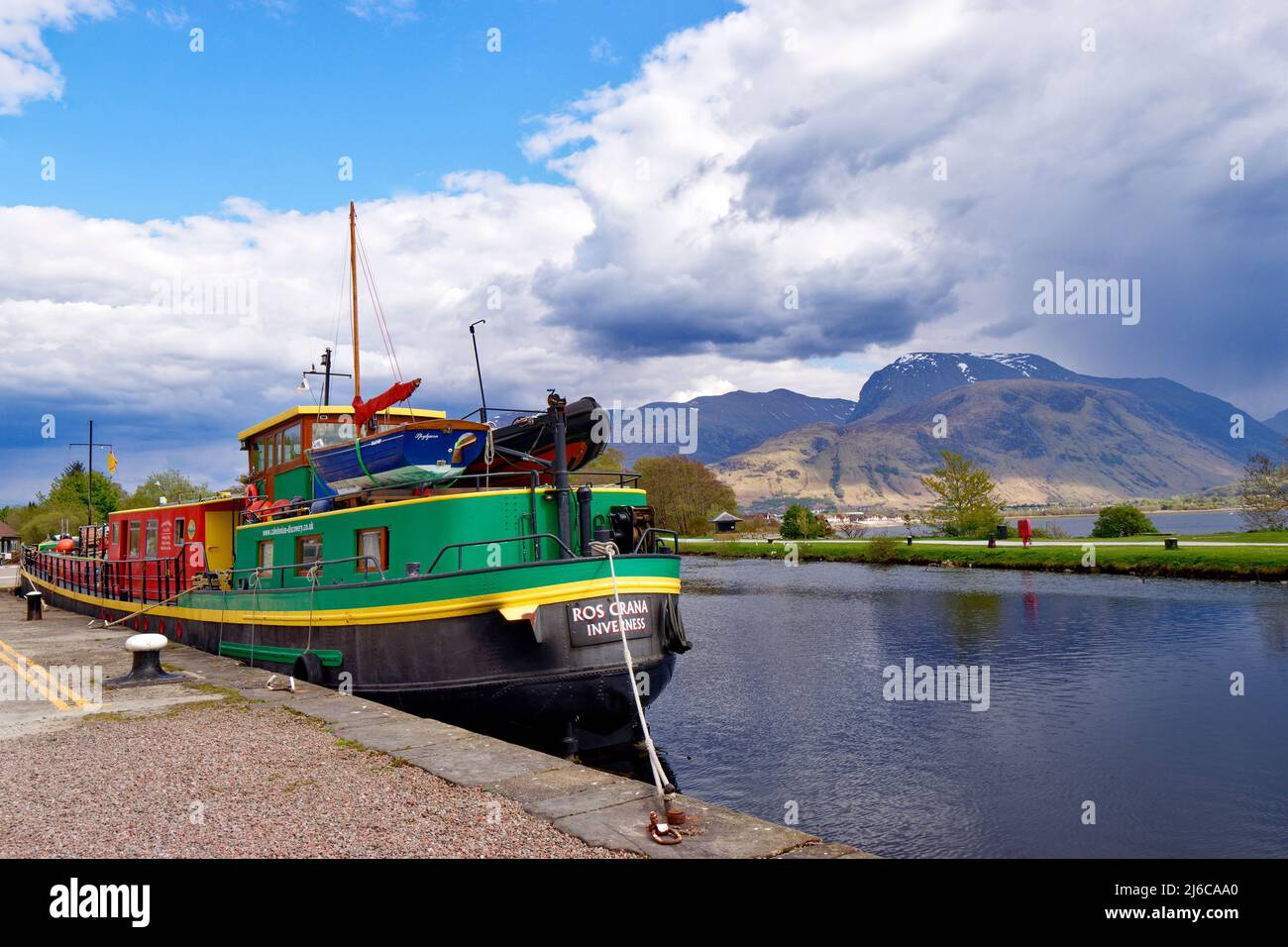 FORT WILLIAM SCOTLAND THE ROS CRANA MOORED AT CORPACH ON THE CALEDONIAN CANAL BEN NEVIS IN THE DISTANCE Stock Photo