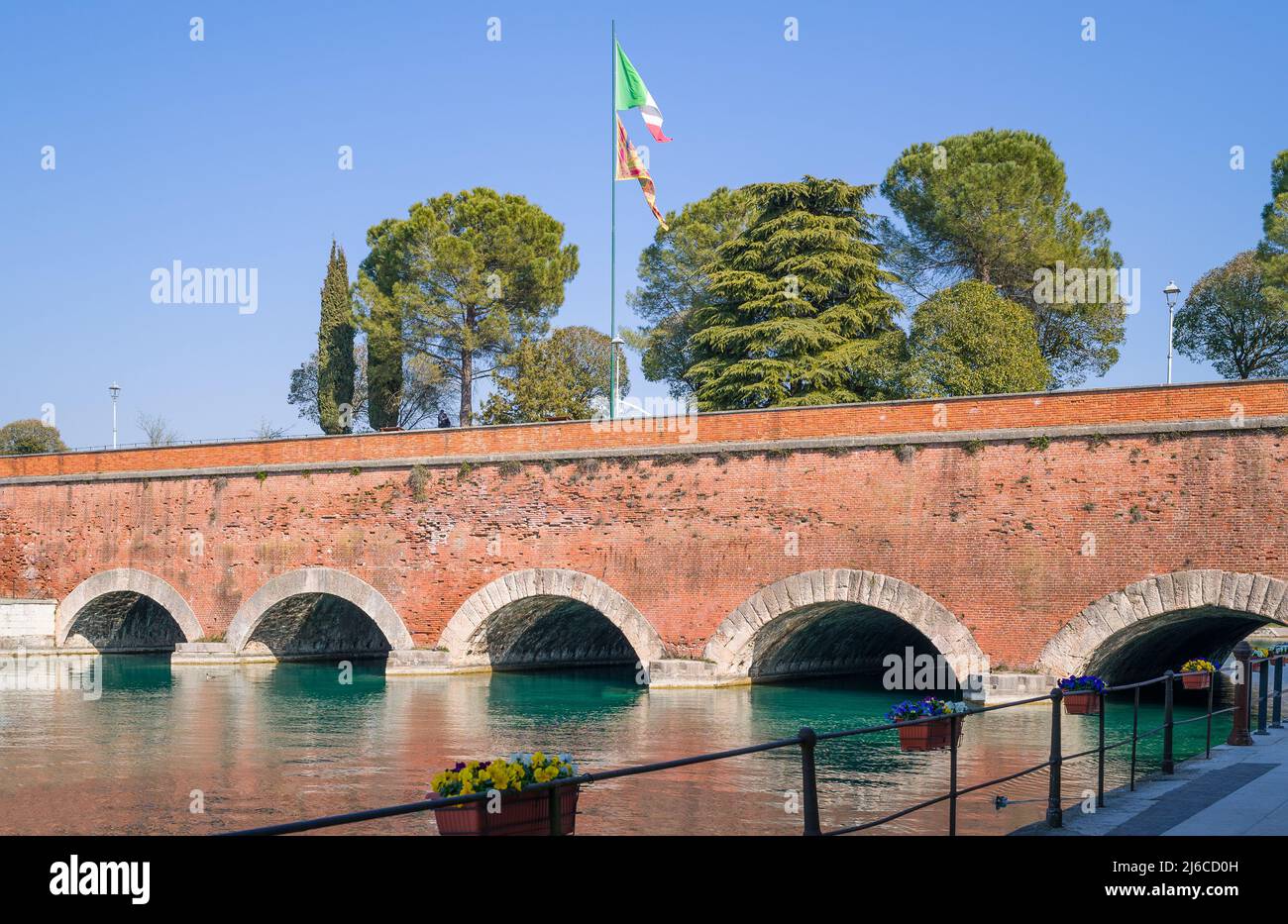 Italy, Peschiera del Garda, the ancient Voltoni bridge on the Inner canal (Canalr di Mezzo) Stock Photo