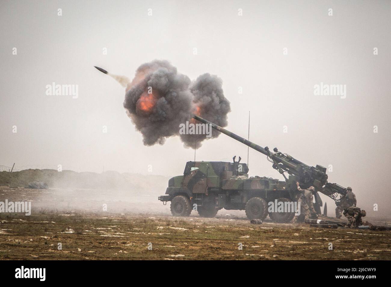 Baghouz, Syria. 02 December, 2018. French Army artillerymen fire the Caesar self-propelled howitzer at Islamic State targets in the Middle Euphrates River Valley during Operation Inherent Resolve at Firebase Saham, December 2, 2018 in Baghouz, Syria.  Credit: S1C Mikki Sprenkle/US Army Photo/Alamy Live News Stock Photo
