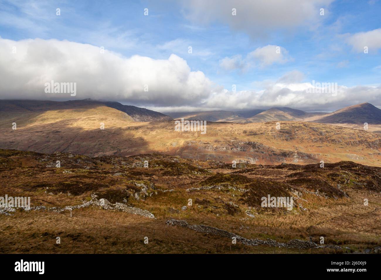 Looking towards the cloud topped Carneddau and Glyderau mountain ranges from the side of Moel Siabod Stock Photo
