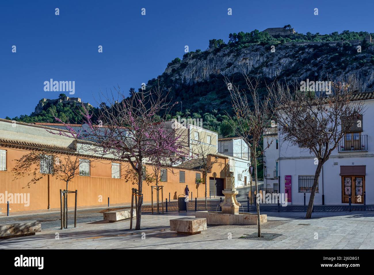 Vista panorámica del castillo desde la calle Trinquete del pueblo de Xativa, Jativa, provincia de Valencia, Comunidad Valenciana, España, Europa Stock Photo