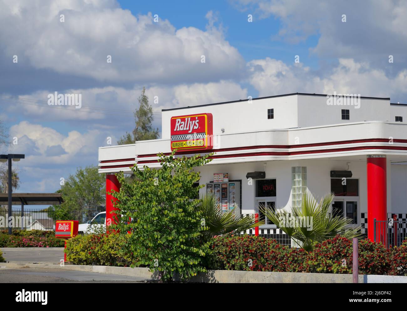 A classic Rally's fast food outlet, Los Banos CA Stock Photo - Alamy