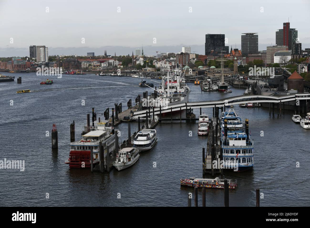 Blick auf den Hafen Hamburg mit seinen Schiffen und  lebhaftem Treiben Stock Photo