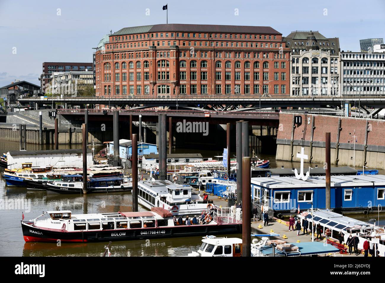 Blick auf den Hafen Hamburg mit seinen Schiffen und  lebhaftem Treiben Stock Photo