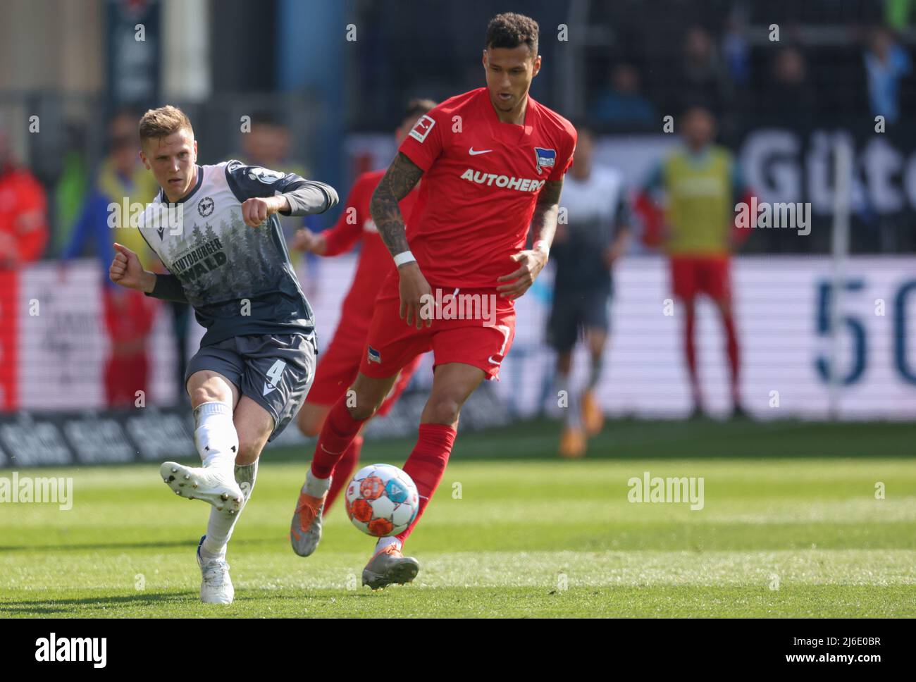 30 April 2022, North Rhine-Westphalia, Bielefeld: Soccer: Bundesliga, Arminia Bielefeld - Hertha BSC, Matchday 32 at Schüco Arena. Bielefeld's Joakim Nilsson (l) battles for the ball with Berlin's Davie Selke (r). Photo: 30 April 2022, North Rhine-Westphalia, Bielefeld: Soccer: Bundesliga, Arminia Bielefeld - Hertha BSC, Matchday 32 at Schüco Arena. Bielefeld's Joakim Nilsson (l) battles for the ball with Berlin's Davie Selke (r). Photo: