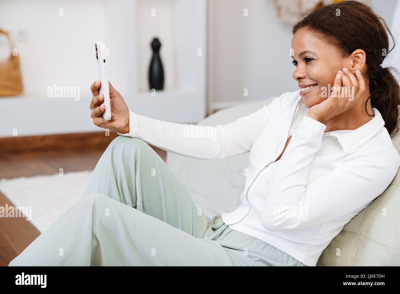 Black woman taking selfie hi-res stock photography and images - Alamy