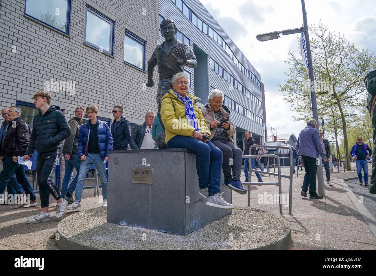 HEERENVEEN, NETHERLANDS - MAY 1: Two supporters sit besides the statue of Abe Lenstra in front of the stadium prior to the Dutch Eredivisie match between sc Heerenveen and SC Cambuur at the Abe Lenstra Stadion on May 1, 2022 in Heerenveen, Netherlands (Photo by Rene Nijhuis/Orange Pictures) Stock Photo