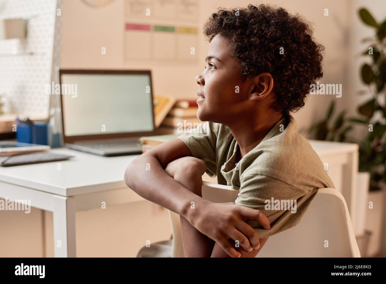 African american boy sitting hi-res stock photography and images - Alamy