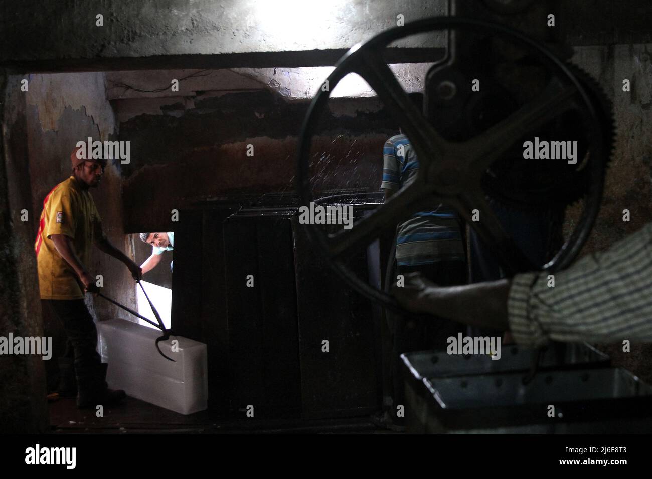 May 1, 2022, New Delhi, New Delhi, India: Workers load ice blocks onto a truck from an ice factory on a hot summer day. (Credit Image: ©  Karma Sonam Bhutia/ZUMA Press Wire) Stock Photo