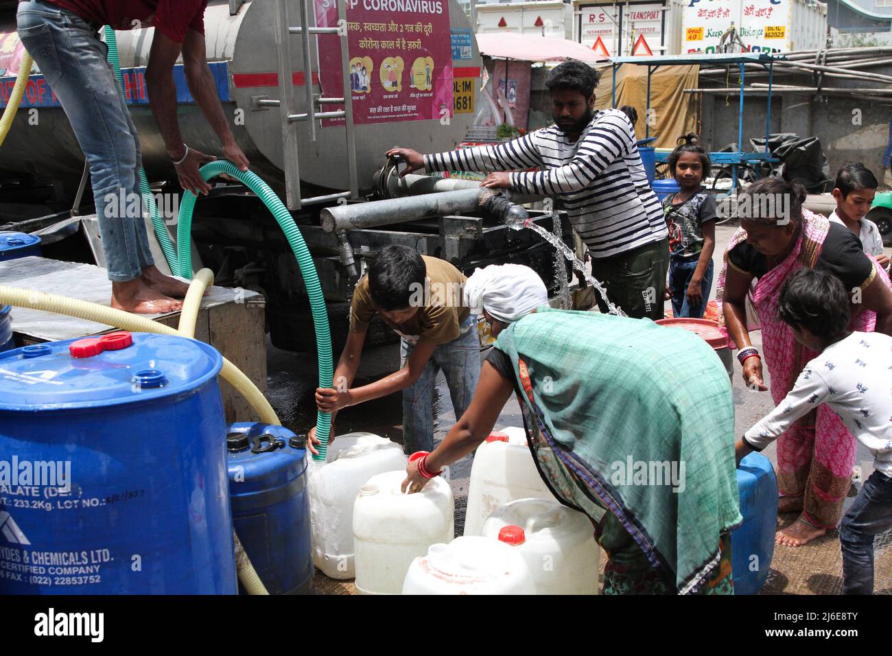 May 1, 2022, New Delhi, New Delhi, India: Residents collect drinking water from a tank on a hot summer day. (Credit Image: ©  Karma Sonam Bhutia/ZUMA Press Wire) Stock Photo