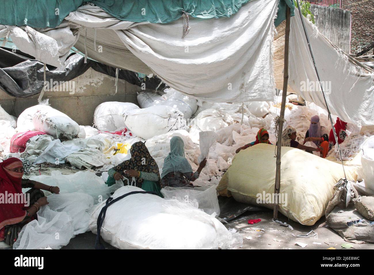 May 1, 2022, New Delhi, New Delhi, India: Workers sort out cloth pieces work under a makeshift shelter on a hot summer day. (Credit Image: ©  Karma Sonam Bhutia/ZUMA Press Wire) Stock Photo