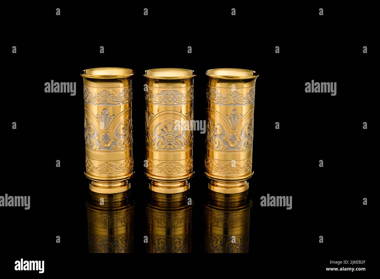 Vintage Metal Chalice Goblet Metal Wine Glass Decoration European Style Home Bar Drinkware Home Decor High Quality Gifts